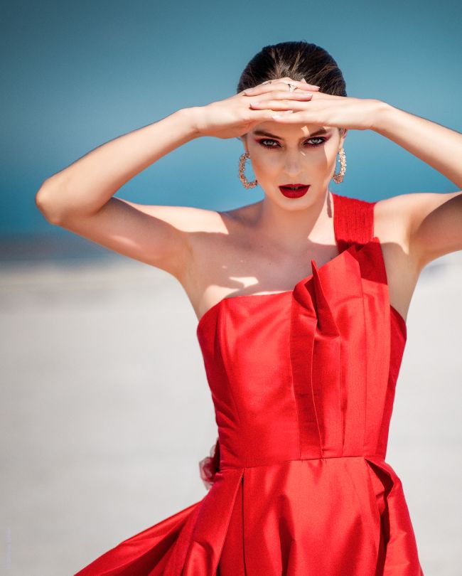 oscar red dress woman looking